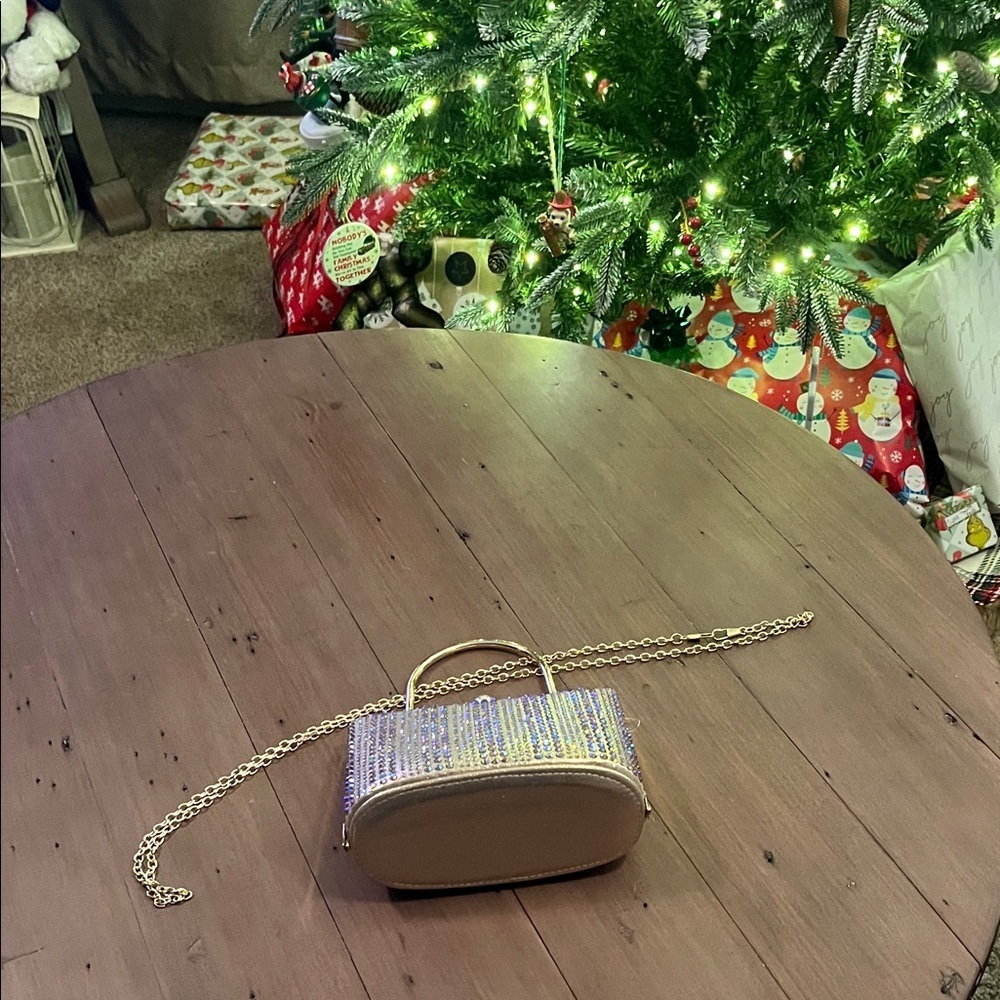 Elegant Gold Sequin Chain Clutch